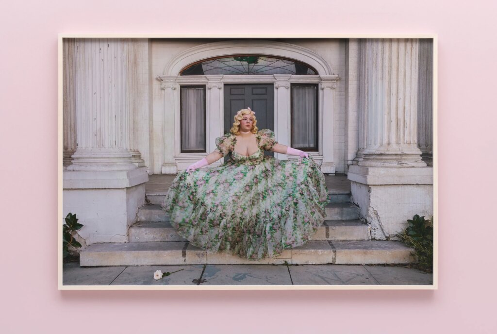 This image depicts an artwork by Genevieve Gaignard titled "Off With Their Heads: The Gallant South." This artwork was created in 2022 and measures 48 ³⁄₄" x 72 ³⁄₄" x 2" [HxWxD] (123.82 x 184.78 x 5.08 cm) framed48" x 72" [HxW] (121.92 x 182.88 cm) print size. Its medium is Chromogenic print.